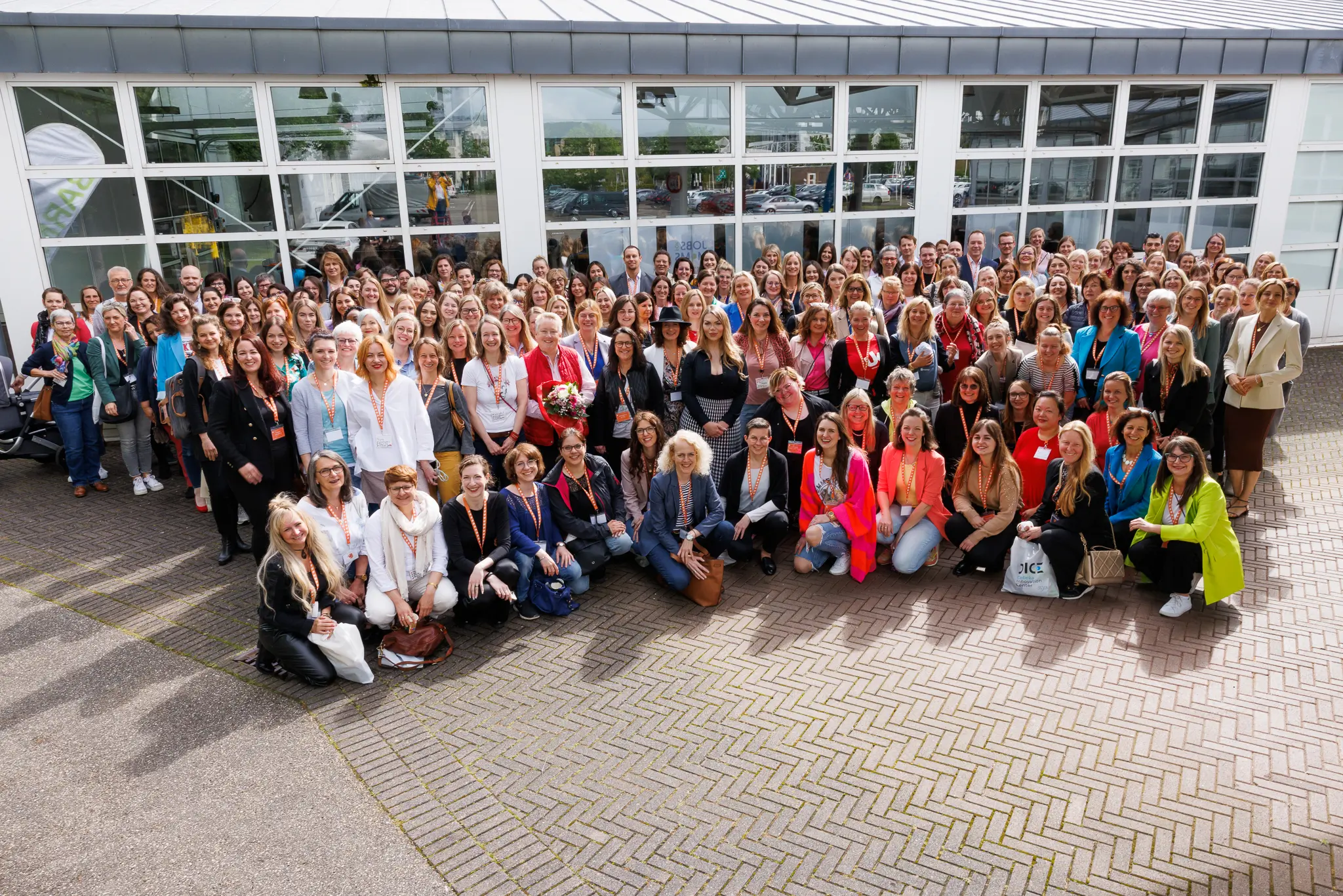 Gruppe von Teilnehmerinnen und Organisatorinnen auf dem Frauenbarcamp Koblenz vor der Gebäude in Koblenz