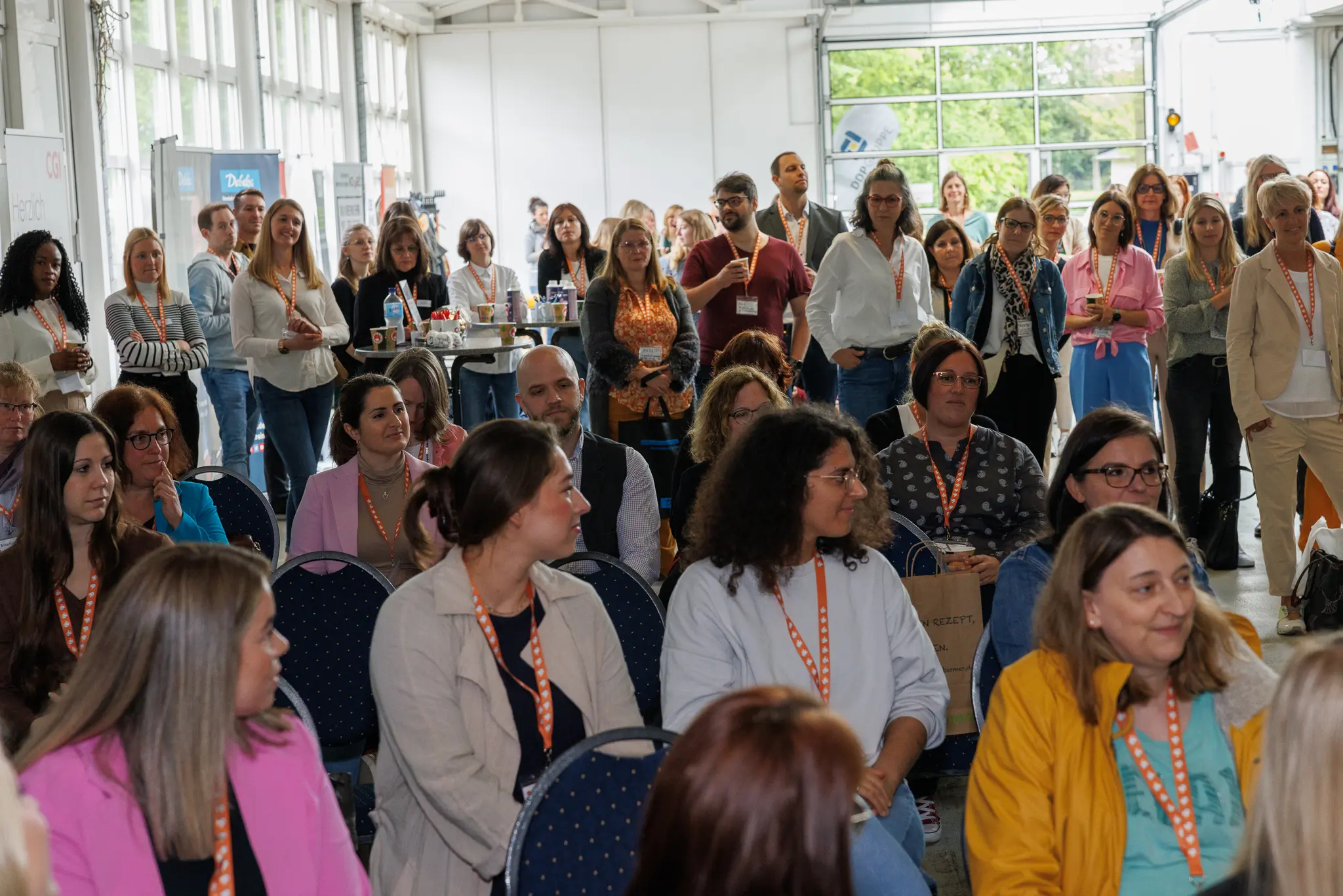 Engagierte Teilnehmerinnen und Organisatorinnen im Veranstaltungssaal