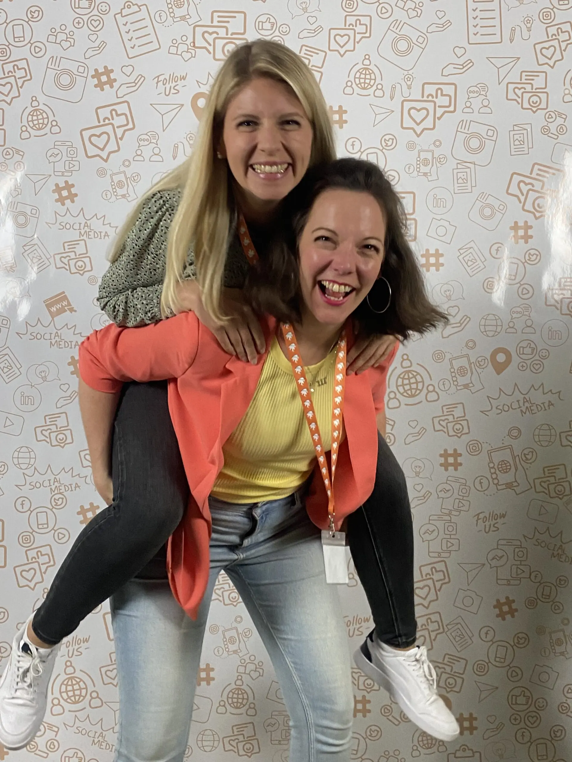 Die Teilnehmerinnen des Frauenbarcamps Koblenz stellen sich gemeinsam für ein Foto auf.