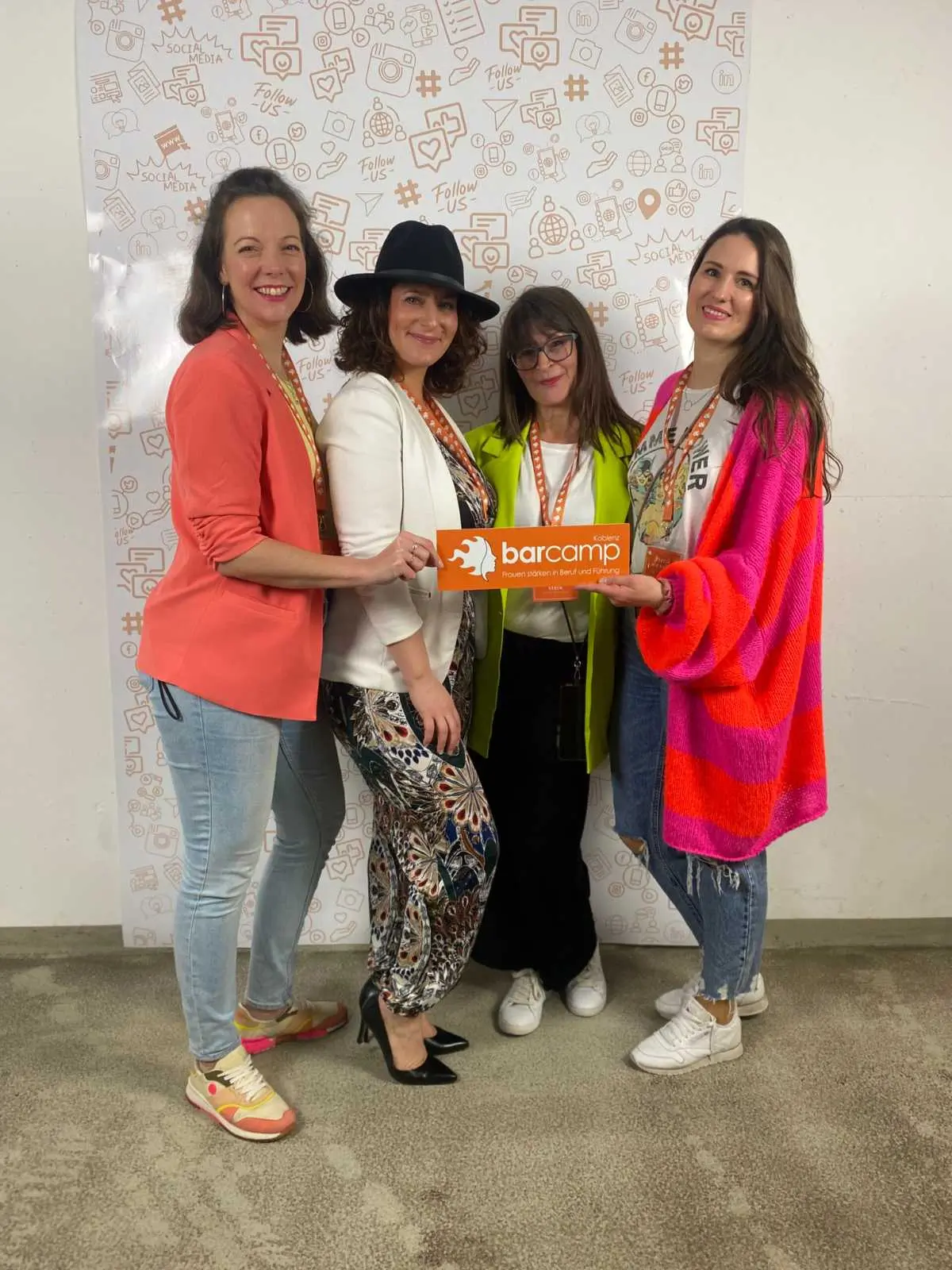 Die Teilnehmerinnen des Frauenbarcamps Koblenz stehen gemeinsam für ein Foto bereit