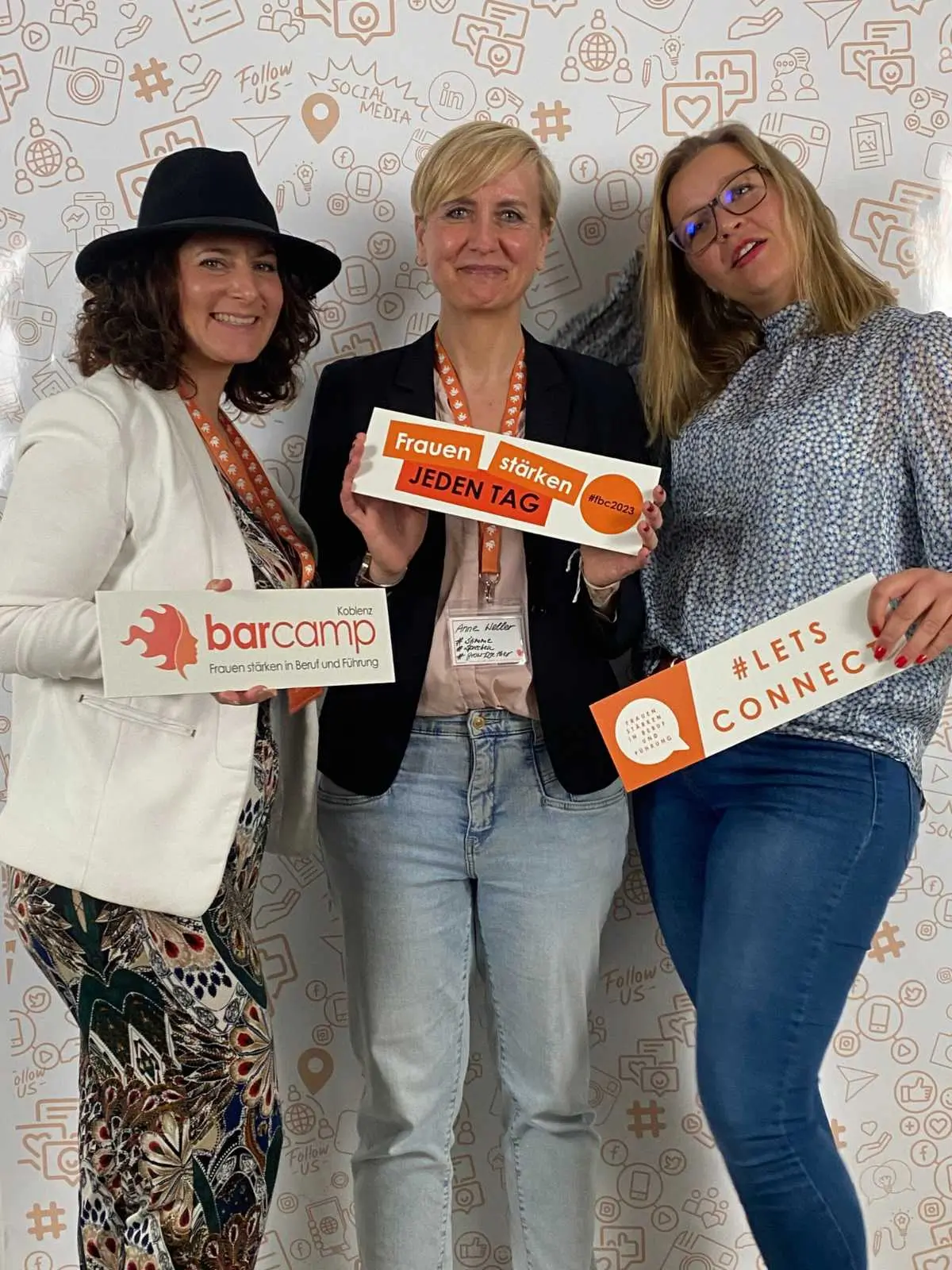 Gruppe von Teilnehmerinnen und Organisatorinnen auf dem Frauenbarcamp halten Schilder in den Händen